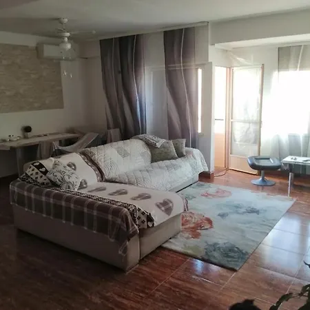 Schoene Mit Wifi Und Parkplatz Auf Der Strasse Apartment
